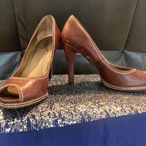 Carlos Santana Brown Leather Pumps